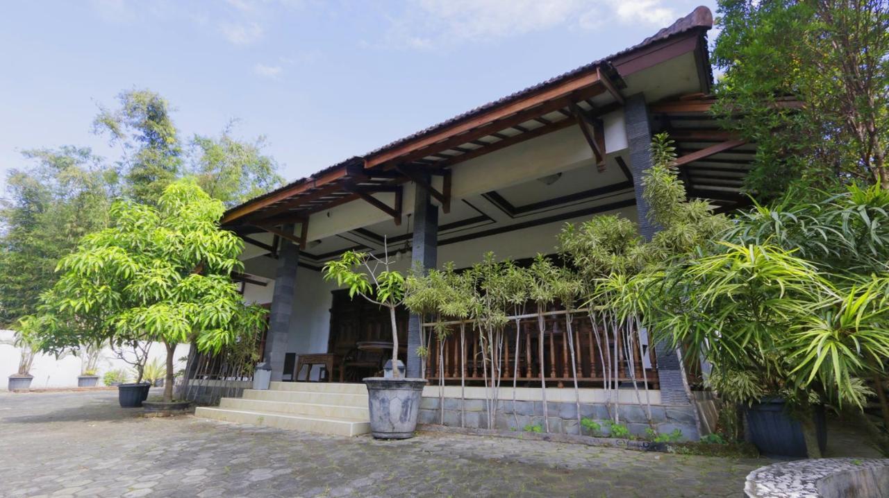 Alista Hotel Bondowoso Exterior photo